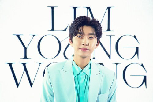 데뷔 6년 만에 첫 정규 음반을 발표한 가수 임영웅이 2일 온라인으로 열린 정규 음반 '아임 히어로'(IM HERO) 기자 간담회에서 포즈를 취하고 있다. <물고기뮤직 제공>